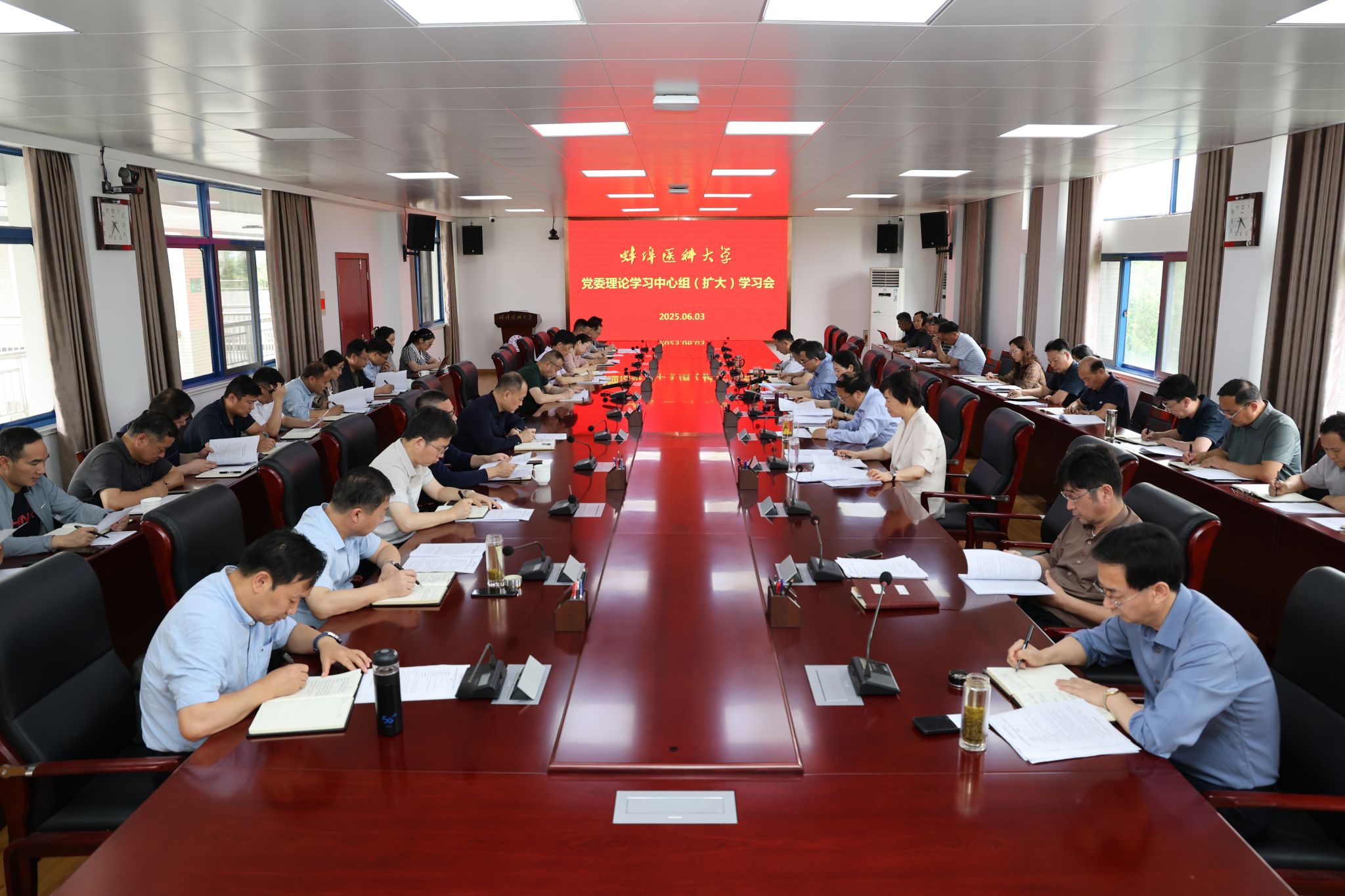 学校召开党委理论学习中心组（扩大）学习会